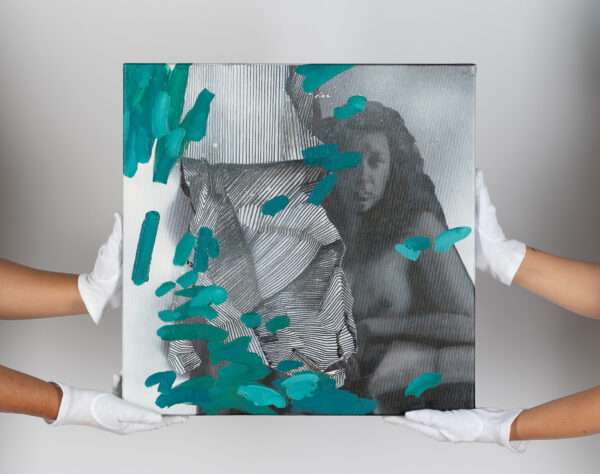 Două mâini în mănuși albe țin cu grijă 'About yesterday 2', o pictură realizată de Sabina Elena Dragomir, prezentând corpul unei femei în tonuri de gri, contrastate cu tușe de turcoaz.