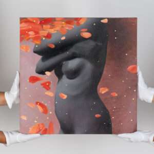 Două mâini în mănuși albe țin cu grijă 'About yesterday 3', o pictură realizată de Sabina Elena Dragomir, prezentând corpul unei femei într-o formă neidealizată.