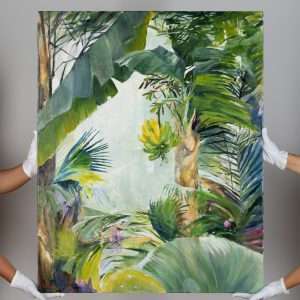 'Botanic' de Flori Bulduș, ținută cu grijă de două mâini în mănuși albe, evidențiind nuanțele verzi vibrante și detalii botanice intricate.