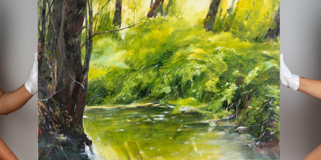 'Laguna' de Flori Bulduș, ținută cu grijă de două mâini în mănuși albe, evidențiind nuanțele verzi bogate și tema inspirată de natură.