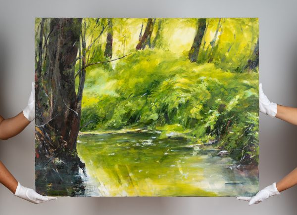 'Laguna' de Flori Bulduș, ținută cu grijă de două mâini în mănuși albe, evidențiind nuanțele verzi bogate și tema inspirată de natură.