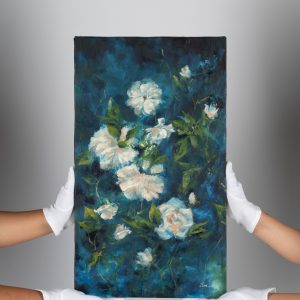 Tablou vibrant 'Albastru de Prusia' de Ioana Man, reprezentând flori în tonuri de ultramarin și albastru de Prusia, din seria 'Cromatici florale'
