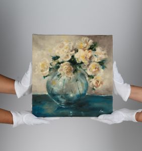 Tablou cu flori 'Transparență' de Ioana Man, reprezentând un vas cu flori translucente pe un fundal neutru.