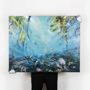 Pictura 'Lumea Subacvatică' de Flori Bulduș, prezentată cu mănuși albe de un expert în artă.