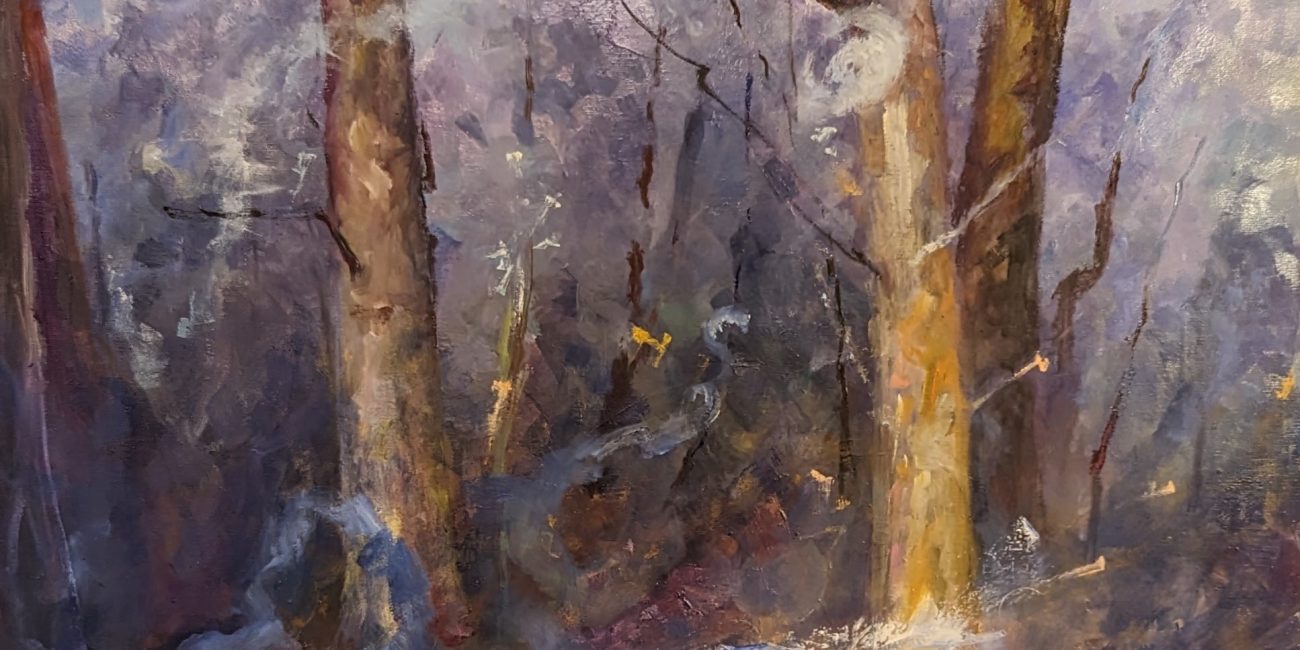 Pictură în ulei cu o pădure la amurg în nuanțe de violet și albastru realizată de Flori Bulduș, evidențiind imaginea fantomatică a unei vulpi în fugă către adăpostul său.